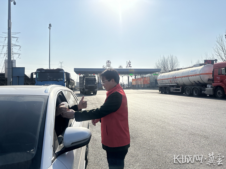 迁曹高速滦州片区收费站志愿者向司乘递上暖心腊八粥._副本