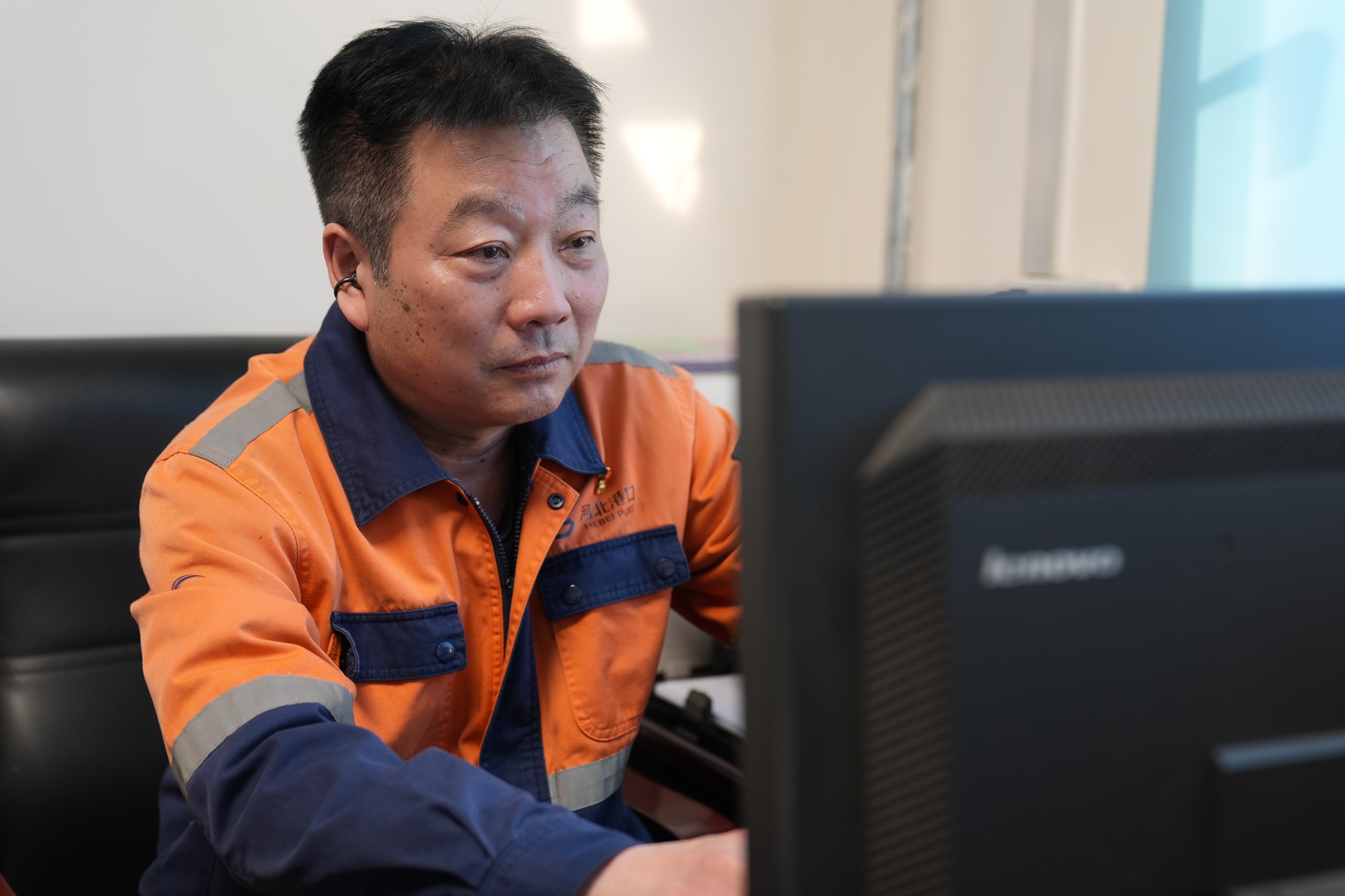 感恩奋进 双争有我丨李伏玉：让港口设备更聪明