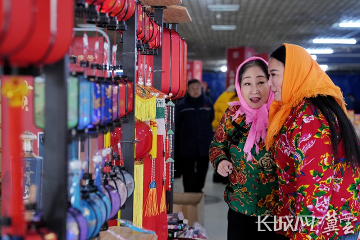 2月6日，迁安市民在年货大集上选购非遗“铁艺灯笼”，张泽慧 摄.jpg