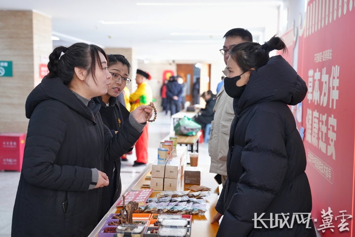 2月6日，迁安市民在“不苦邮差·轻养驿站”摊位前选购中药手串，张泽慧 摄.jpg