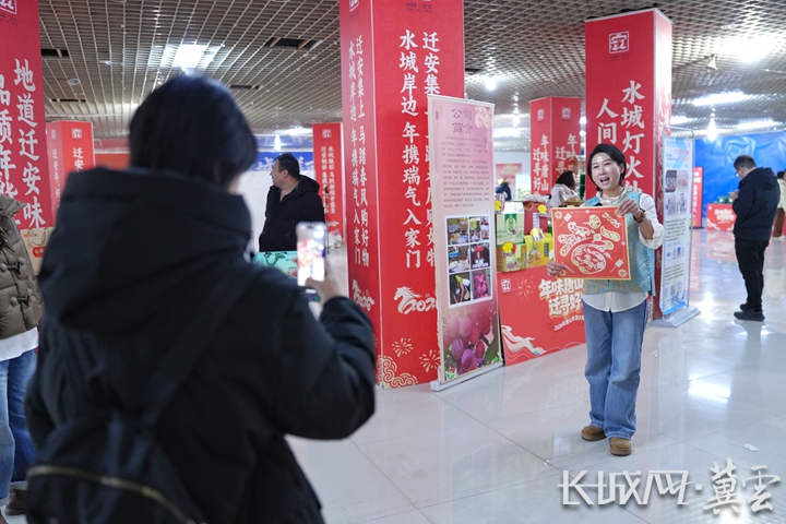 2月6日，年货大集上，主播通过直播间销售过年“福”字，张泽慧 摄.jpg