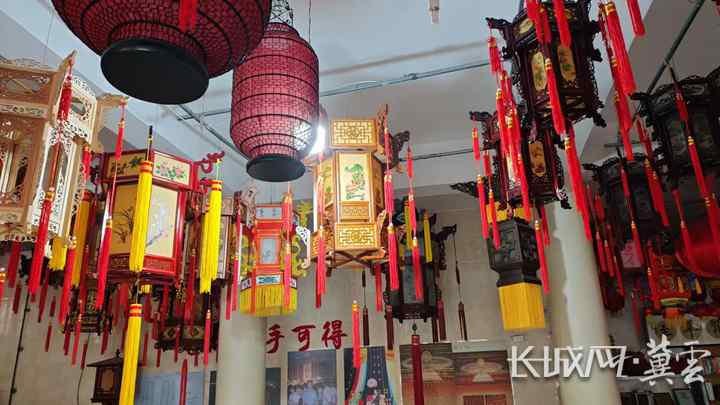 白会平制作好的木制宫灯。长城网·冀云客户端记者 贾宏博 摄_副本