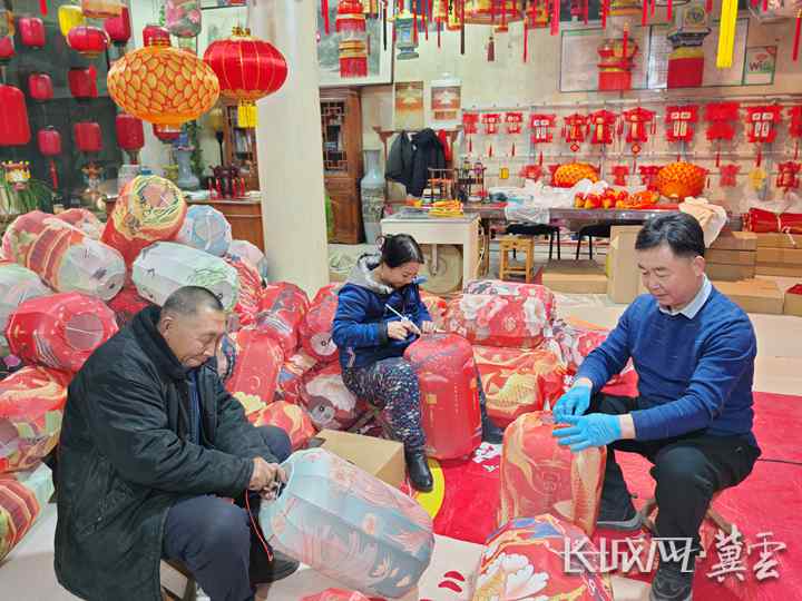 白会平及工人在店铺内赶制宫灯。冯依凡 摄_副本