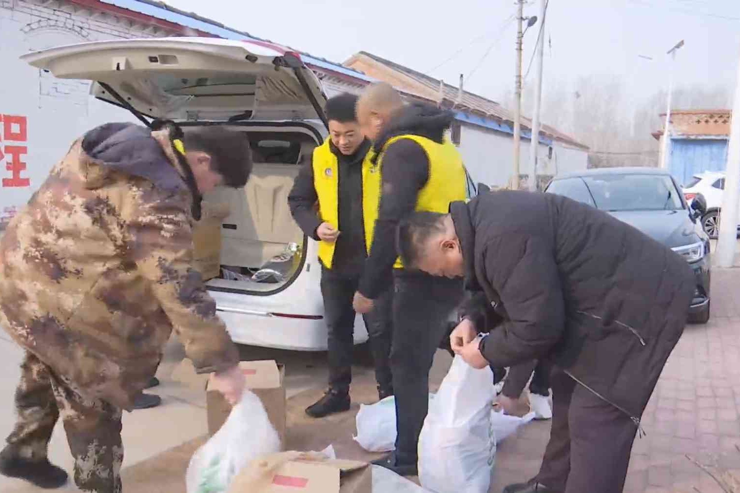 情暖乡村迎新春 爱心慰问暖民心