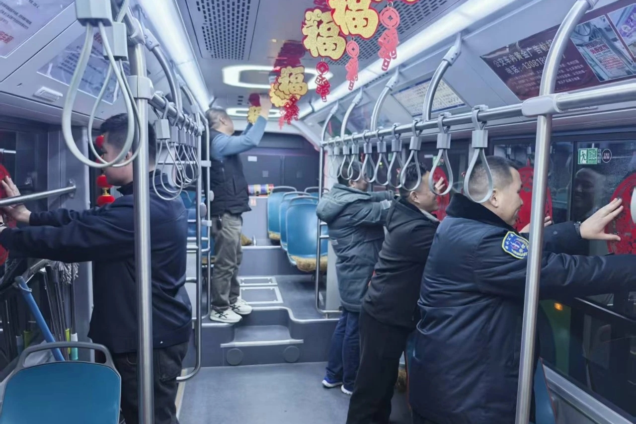 衡水市公交车“迎新春”主题车厢已上线