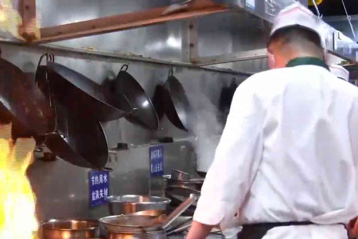 团圆宴上的“厨房守岁人”