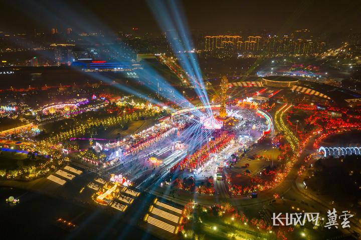 南湖灯会火出圈！数万人扎堆，只为解锁“唐山式浪漫”