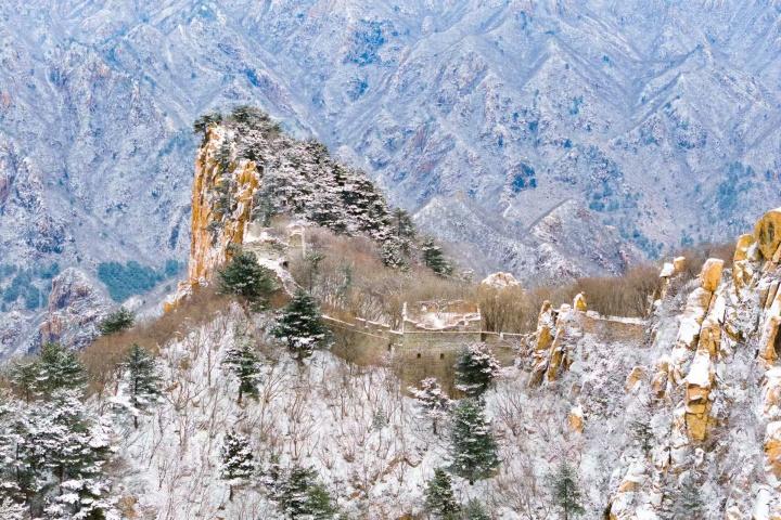 秦皇岛：春雪润长城 大地披薄纱