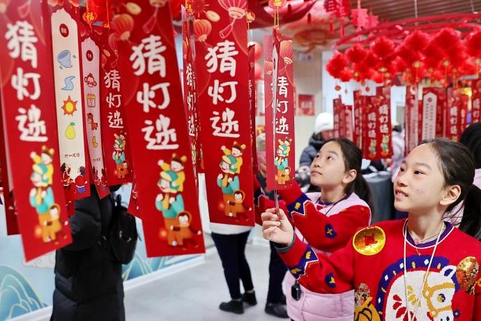 秦皇岛：猜灯谜 迎元宵