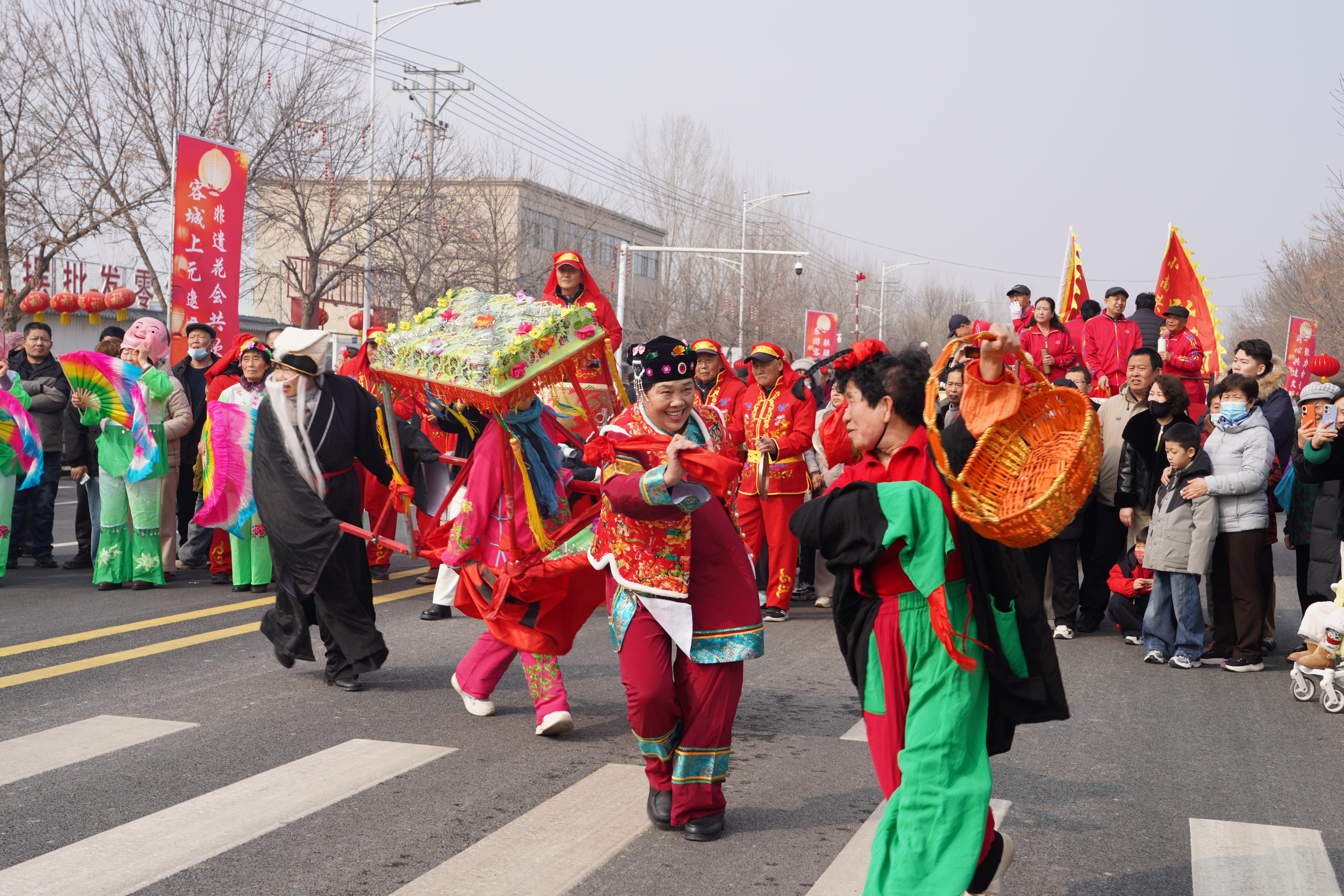 20余个非遗节目巡游展演 雄安容城举办元宵节非遗踩街活动