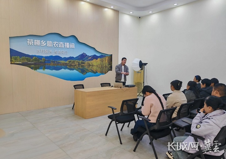 依托综合体为村民开展直播培训