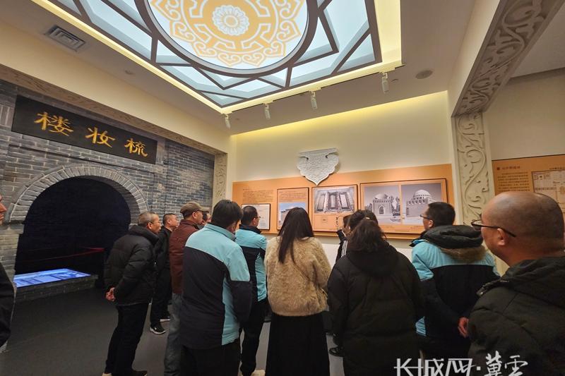 张家口市组织优秀出租车驾驶员参观市博物馆