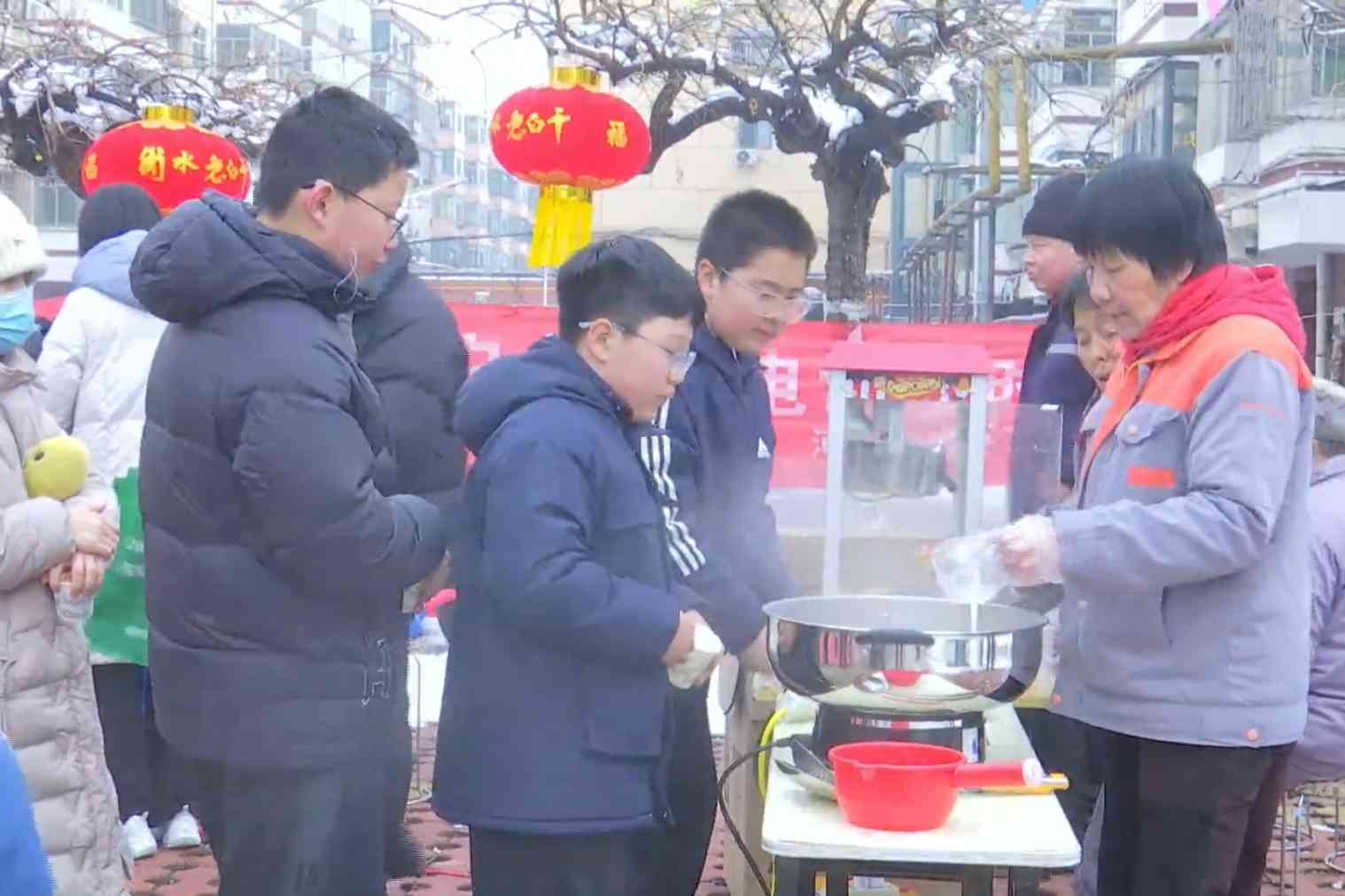 喜乐元宵邻里聚 灯谜藏典话平安