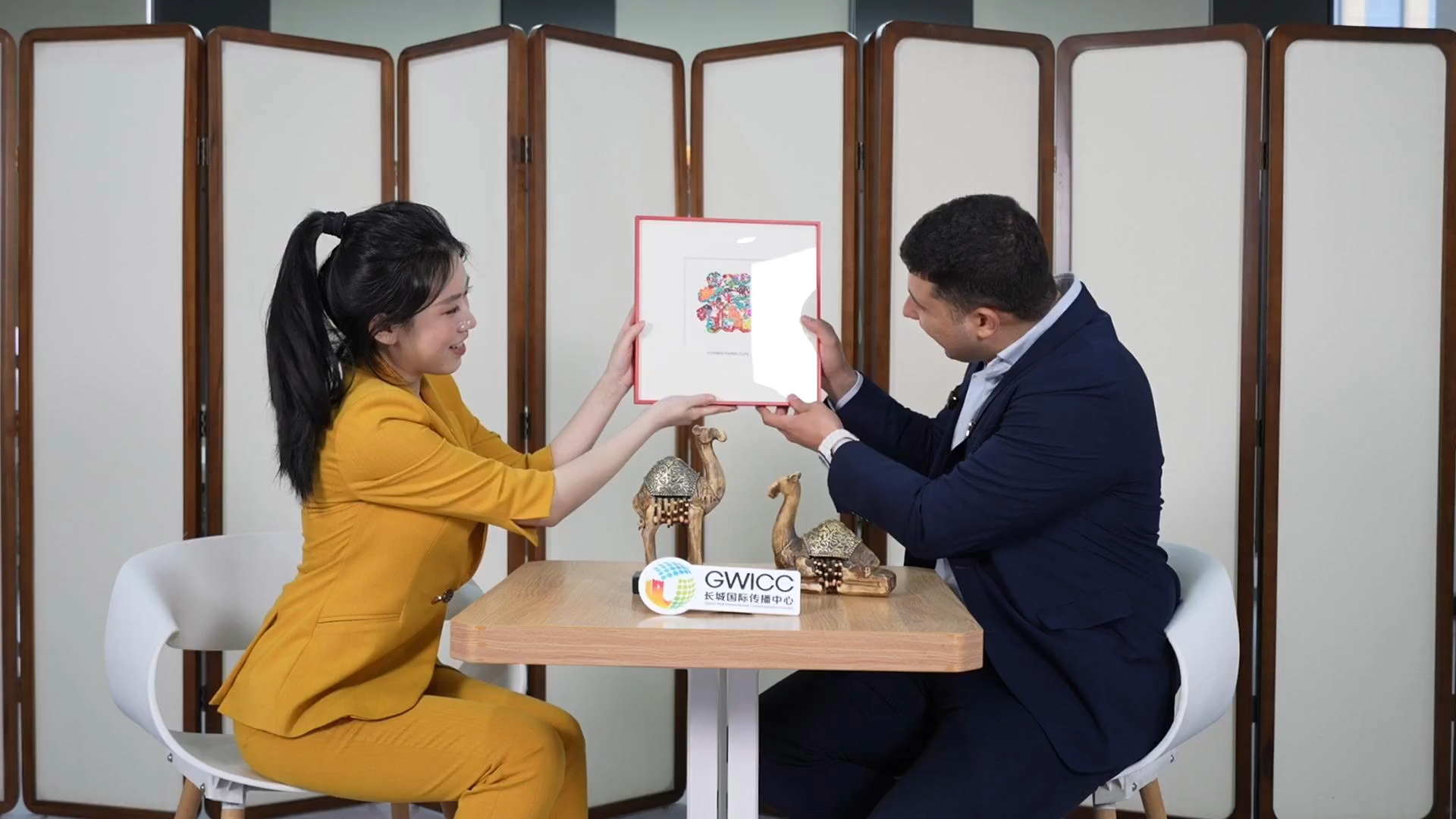 05后对话外籍记者｜AI助我报两会