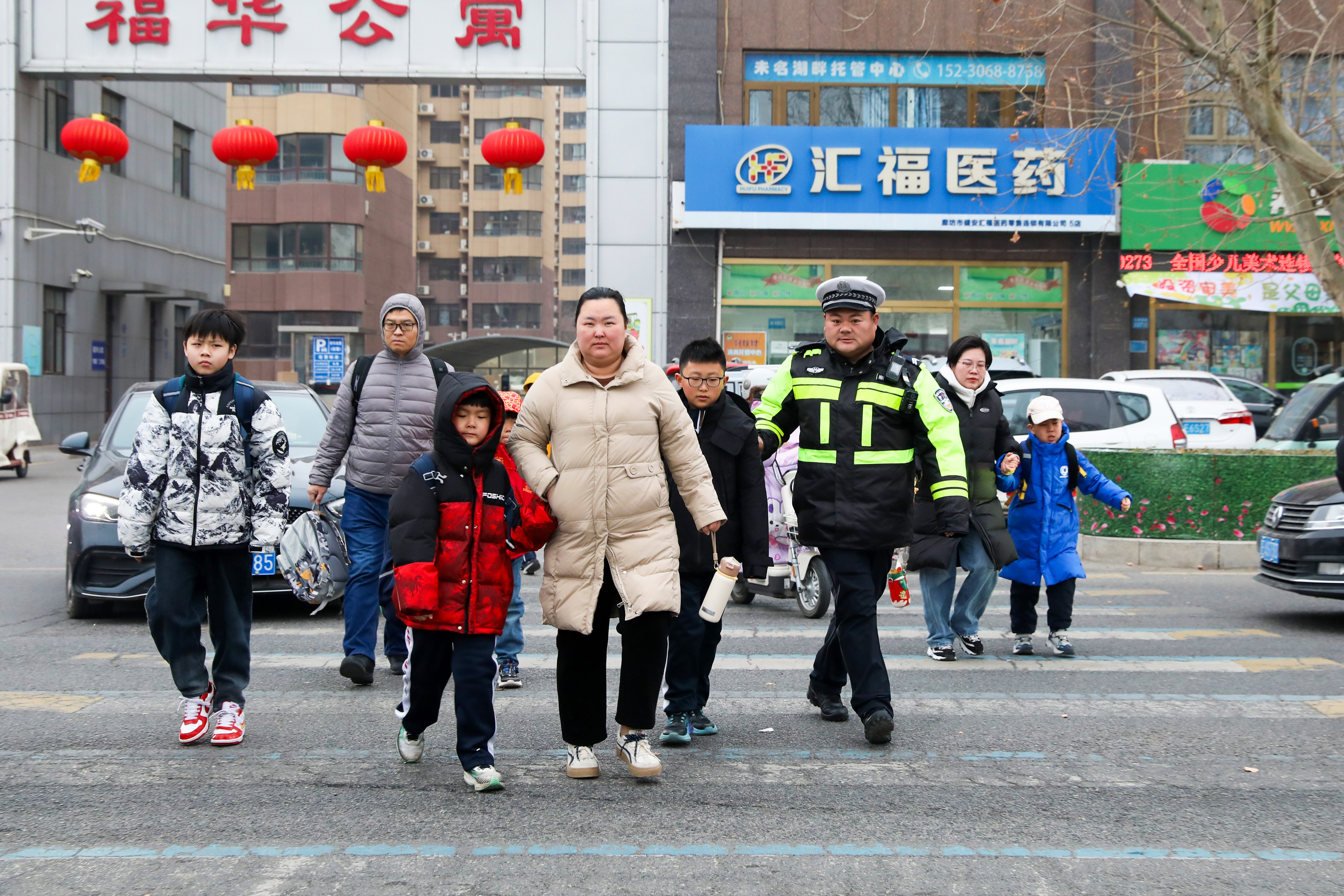大厂：“护学岗”暖心上线 为学子平安护航