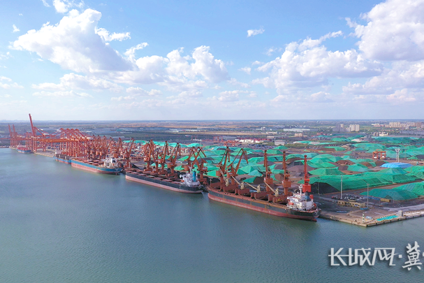 唐山钢铁添“新粮” 京唐港首批直接还原铁粉顺利通关