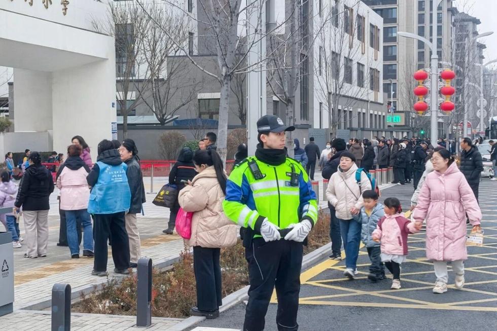 暖心护学 平安相伴 雄安公安全力开启护学模式！