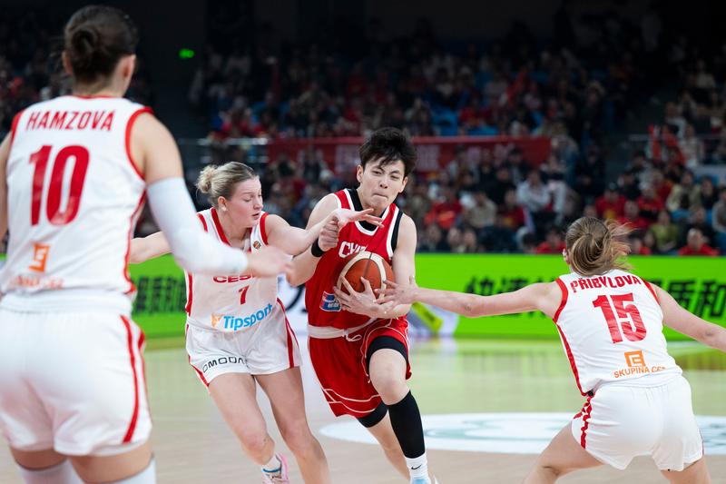 即将出征世界杯资格赛 中国女篮轻装上阵