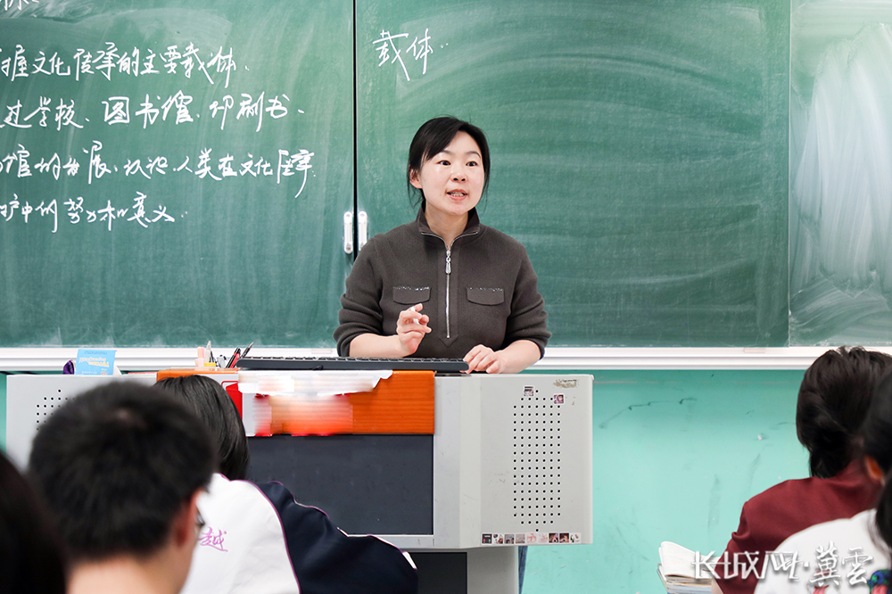 全国三八红旗手李军燕：以研促教 多维赋能师生共同成长