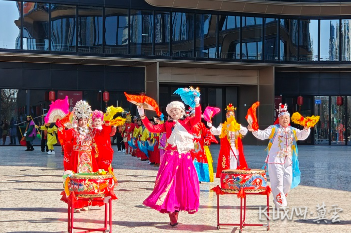 秦皇岛市港城大街街道服务里社区举办二月二民俗文艺演出活动