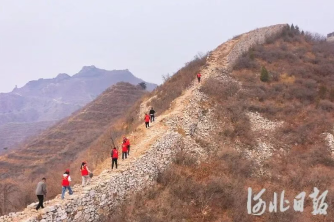 迁安党员志愿者登长城，护生态！