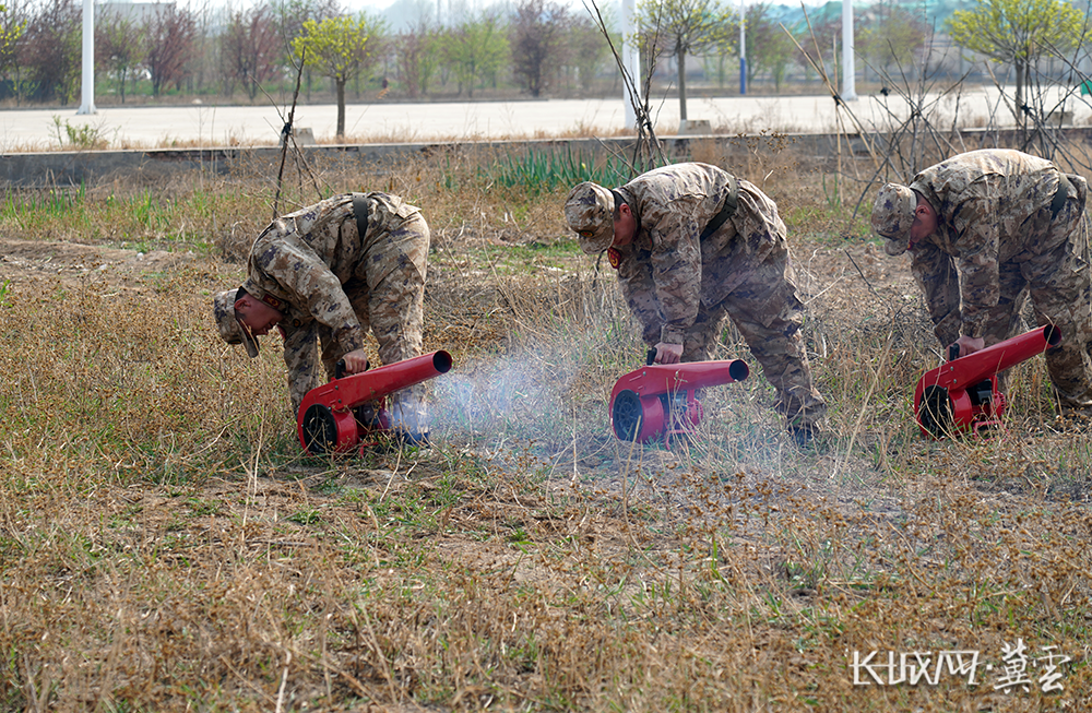 图三为:2026年4月3日,衡水市冀州区民兵应急连进行风力灭火机操作演练 马涛摄
