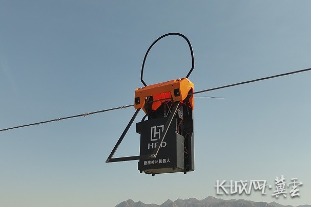 无人机“吊”机器人上塔，高压线断股实现不停电抢修