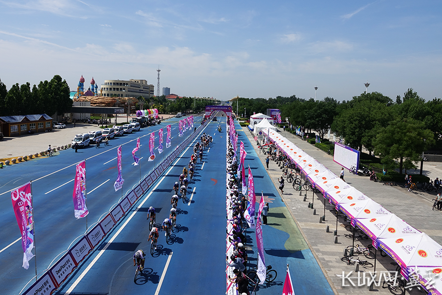 2026中国公路自行车公开赛（衡水站）激情开赛 近1600名车手环湖竞速