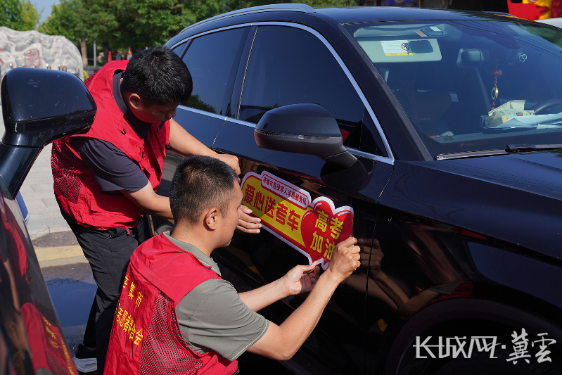 辛集：老兵护考再启航 暖心守护学子高考路