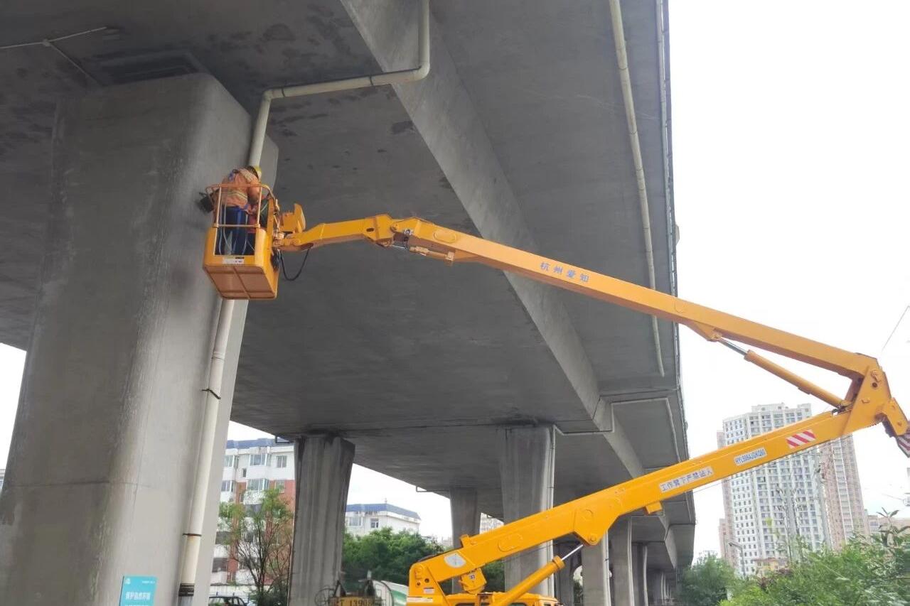 衡水市区榕花大街高架桥路段28盏路灯换新