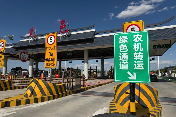 衡水交通护航“三夏”跨区农机畅行