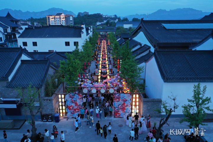 图为赤水湾古镇夜色花灯市集,游人如织。陈虎斌摄_副本