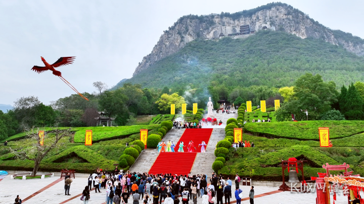 图为涉县娲皇宫补天广场游客云集。陈虎斌摄_副本