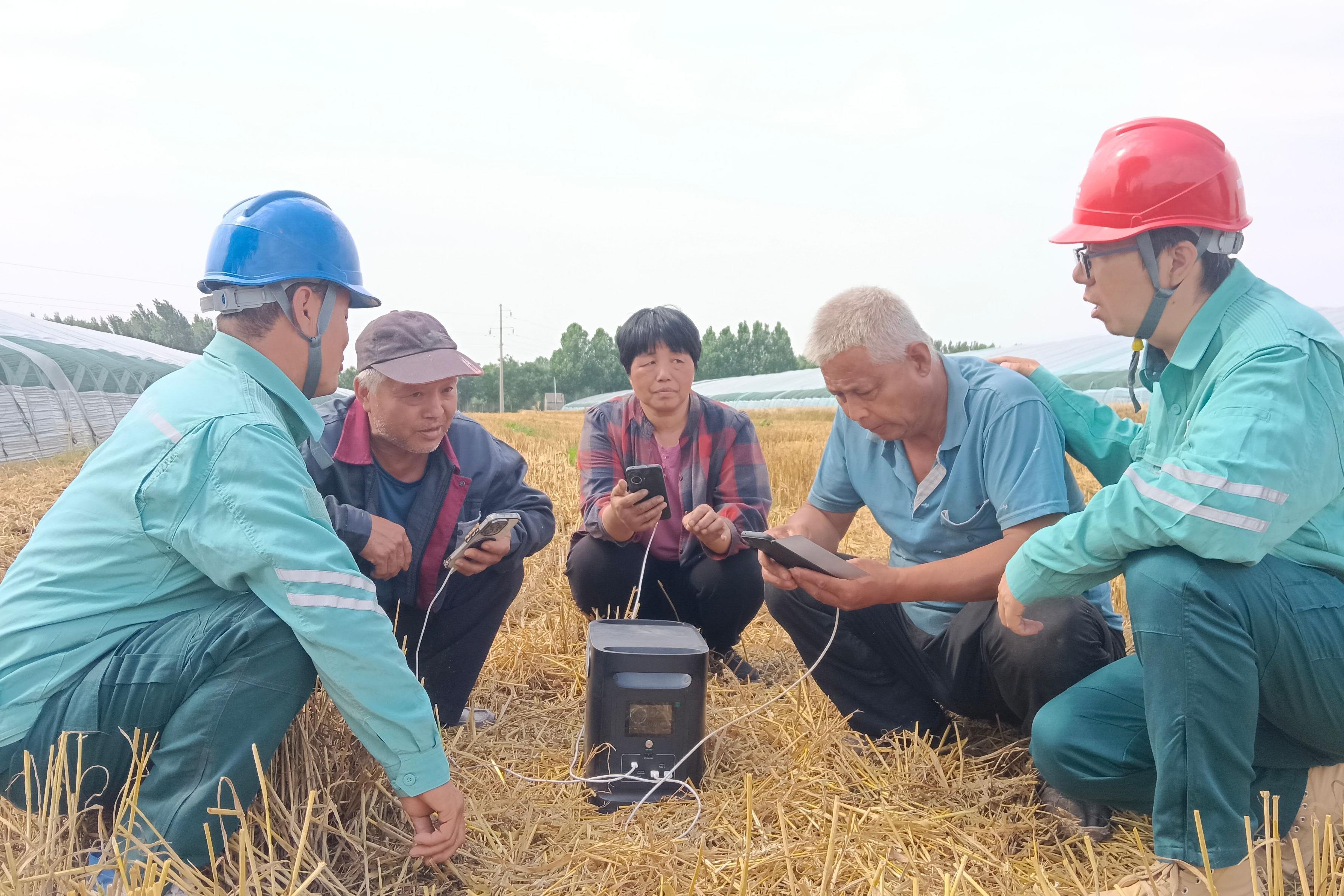 河北饶阳：麦田移动充电站便民助夏收