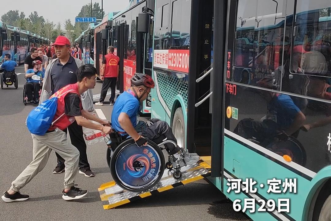 一路相伴，定州公交化身轮椅跑者专属摆渡车
