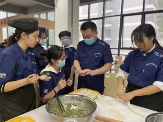 河北师范大学家政学专业开展家庭烹饪实训,尹汝龙老师在课堂上示范传统面食制作技艺。吕江帆摄 河北师范大学家政学专业开展家庭烹饪实训,尹汝龙老师在课堂上示范传统面食制作技艺。吕江帆摄