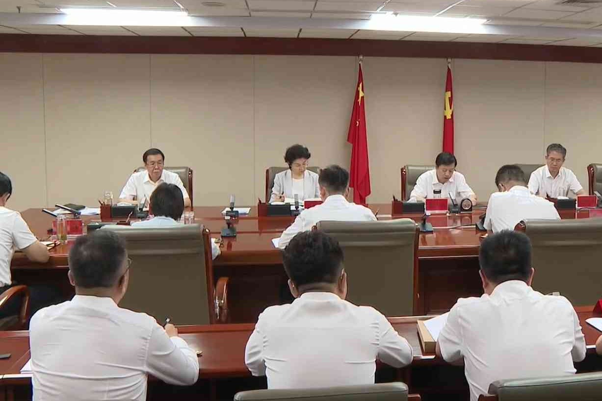 董晓航主持召开市委理论学习中心组学习会