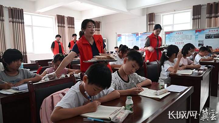 孩子们在便民暖心驿站认真写作业。