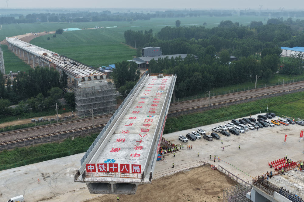 河北：衡德高速公路改扩建工程跨石德铁路转体桥成功转体