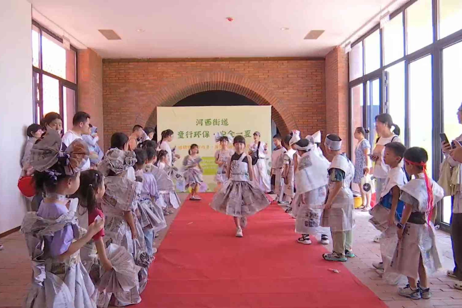 河西街道：环保时装秀“走”进植物园 亲子家庭共度“绿色安全”暑期