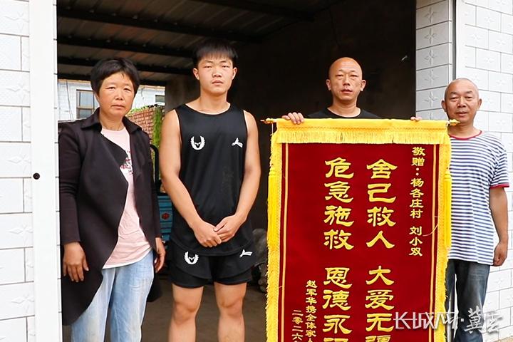 唐山迁安：凡人善举 勇救落水父子