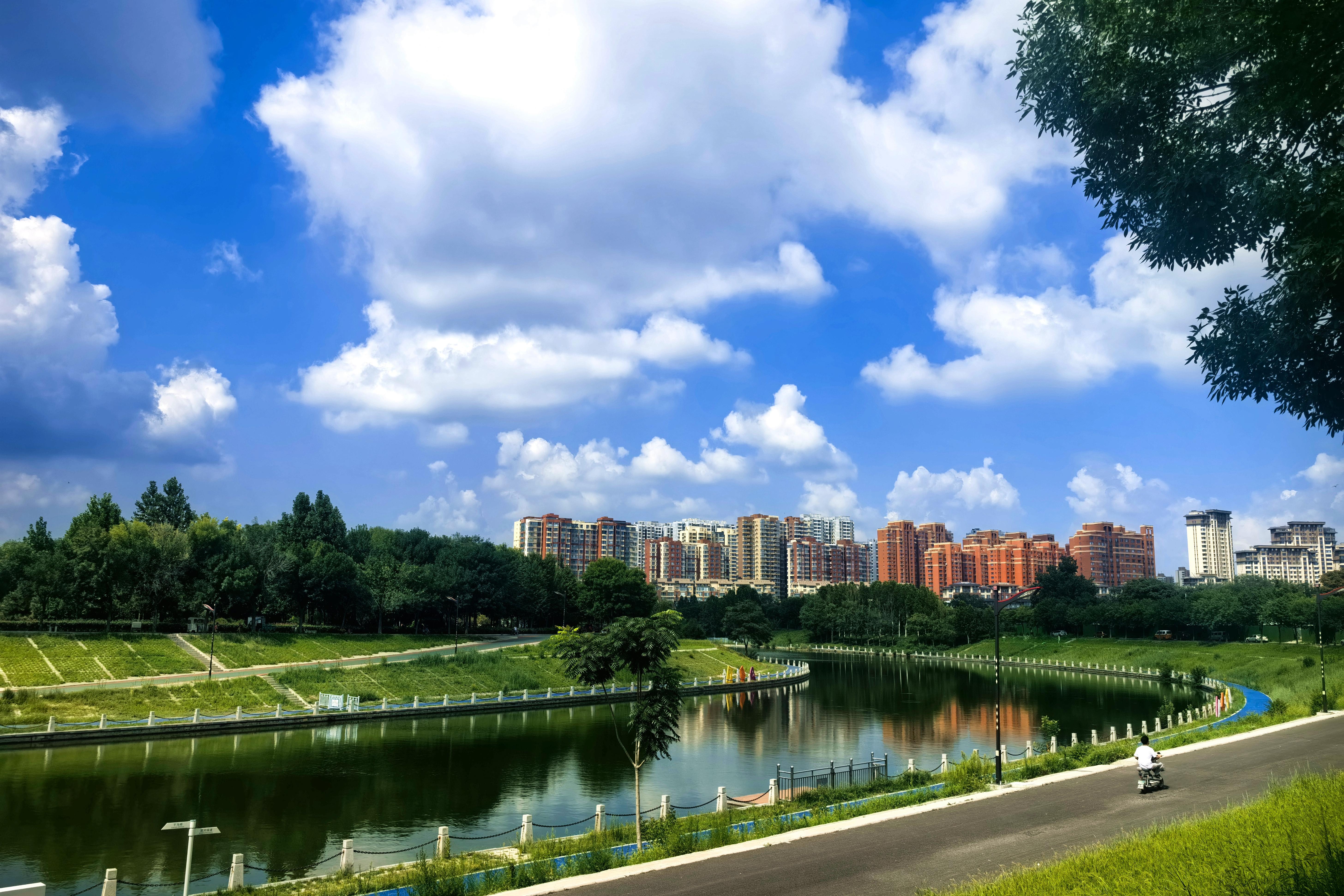 河北衡水：滏阳河畔风景如画