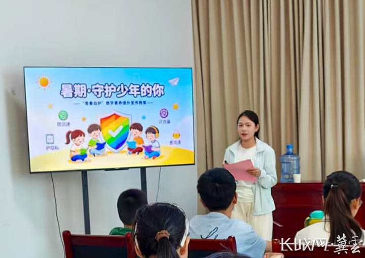 5-7月23日,网络志愿者在龙海园社区开展“暑期·守护少年的你”数字素养提升宣讲活动