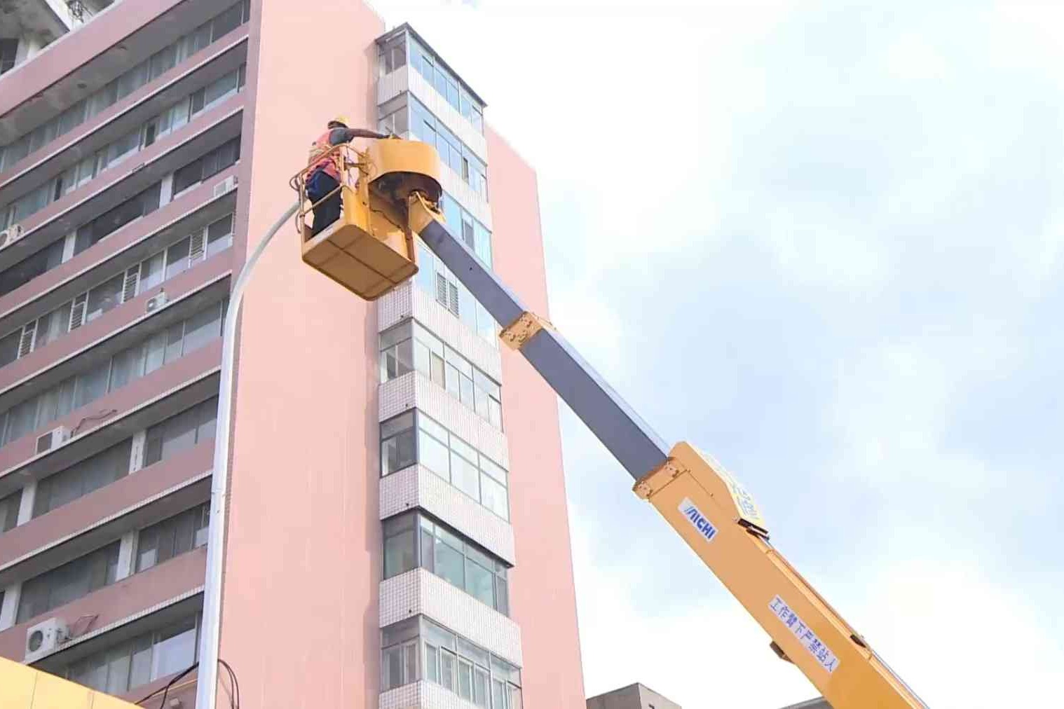 路灯换新提质 推动城市照明绿色转型