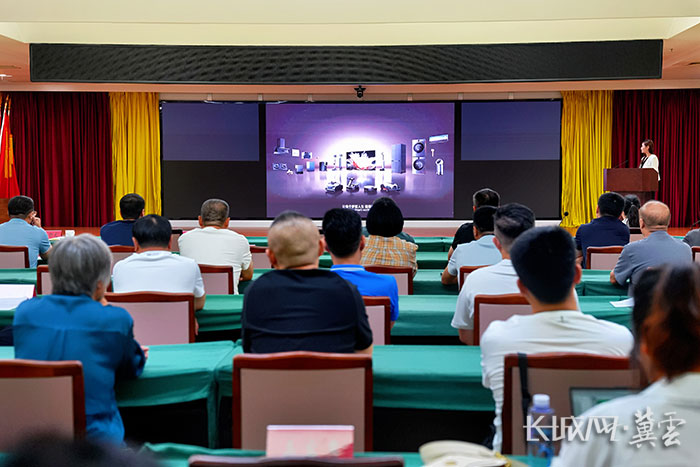 日前,在智能制造项目路演活动中,来迁客商正在进行项目路演介绍。张泽慧摄