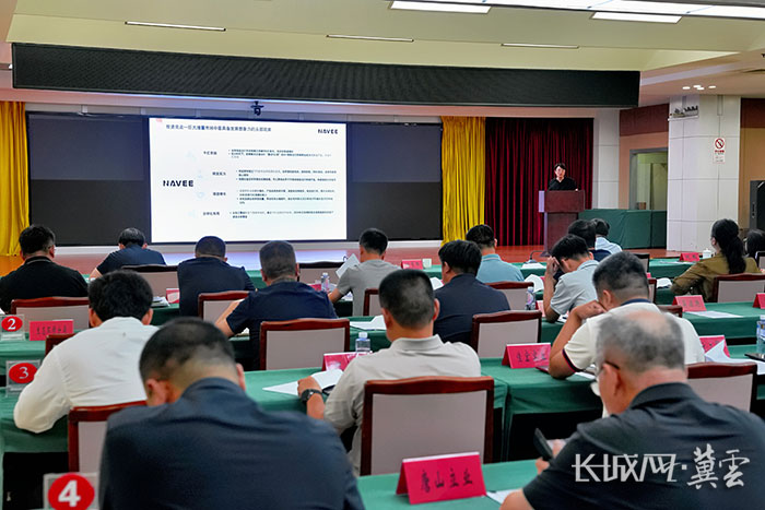 日前,在智能制造项目路演活动中,来迁客商正在进行项目路演介绍2。张泽慧摄
