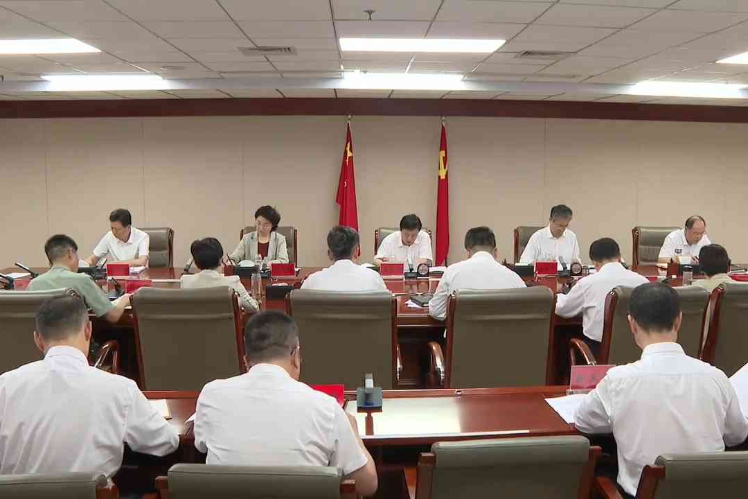 董晓航主持召开市委理论学习中心组学习会