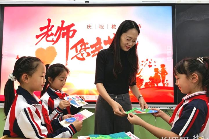 邢台三中教育集团一附小：童心绘师恩 纸短情更长