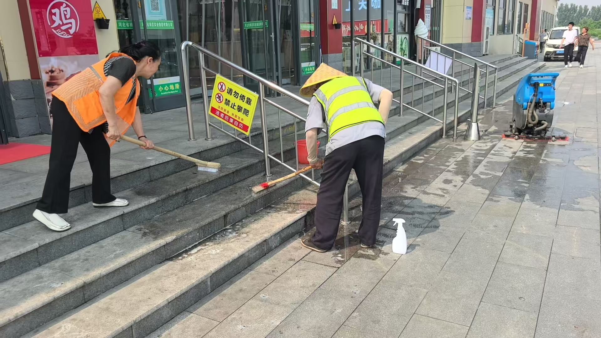 在定州服务区保洁人员在广场进行清扫冲刷。