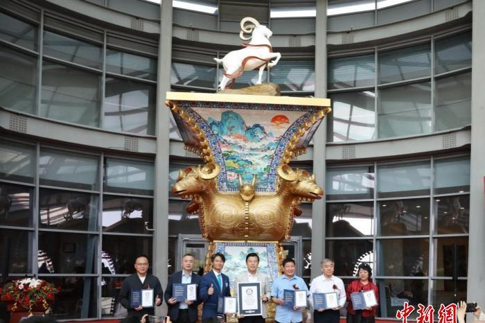 “最大的景泰蓝方尊”吉尼斯世界纪录在河北唐山颁发